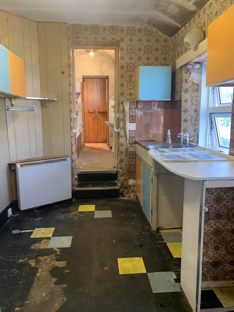 Lot: 135 - THREE-BEDROOM END-TERRACE HOUSE REQUIRING REFURBISHMENT -